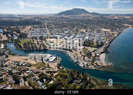 Luftaufnahmen der Stadt Taupo und Mount Tauhara, Waikato River und Lake Taupo, North Island, Neuseeland, Pazifik Stockfoto