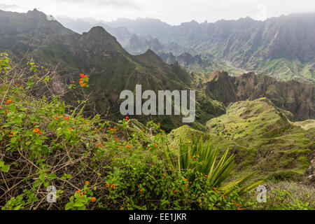 Ein Blick auf die Vulkanberge rund um Cova de Paul auf der Insel Santo Antao, Kap Verde, Afrika Stockfoto