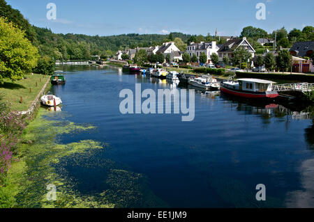 Boote am Fluss Blavet und Schleusen von Saint Nicolas des Eaux, Kanal von Nantes nach Brest, Morbihan, Bretagne, Frankreich, Europa Stockfoto