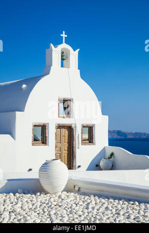 Weiße Kirche von Agios Vasilios mit Blick auf Ägäis, Oia, Santorini (Thira), Kykladen, griechische Inseln, Griechenland, Europa Stockfoto