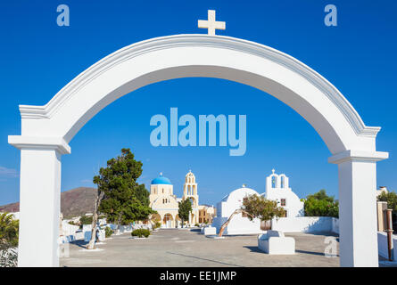 Kirche St. Georg in das Dorf Oia, Santorini (Thira), Kykladen, griechische Inseln, Griechenland, Europa Stockfoto