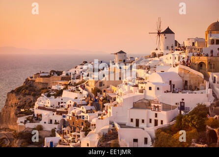 Windmühle und traditionelle Häuser bei Sonnenuntergang, Oia, Santorini (Thira), Kykladen, griechische Inseln, Griechenland, Europa Stockfoto