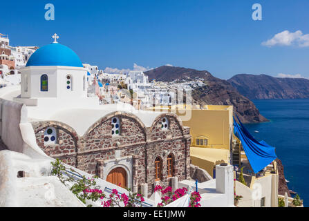 Griechische Kirche von St. Nikolaus mit blauer Kuppel, Oia, Santorini (Thira), Kykladen, griechische Inseln, Griechenland, Europa Stockfoto