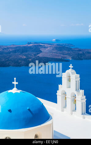 Blaue Kuppel und Glockenturm, Kirche St. Gerasimos, Firostefani, Fira, Santorini (Thira), Kykladen, Griechenland Stockfoto
