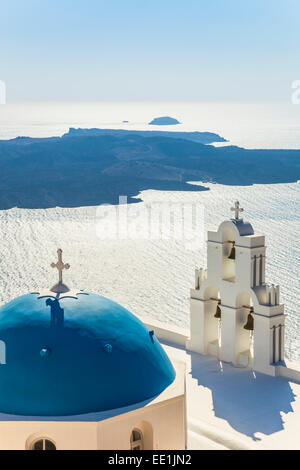 Blaue Kuppel und Glockenturm, Kirche St. Gerasimos, Firostefani, Fira, Santorini (Thira), Kykladen, Griechenland Stockfoto