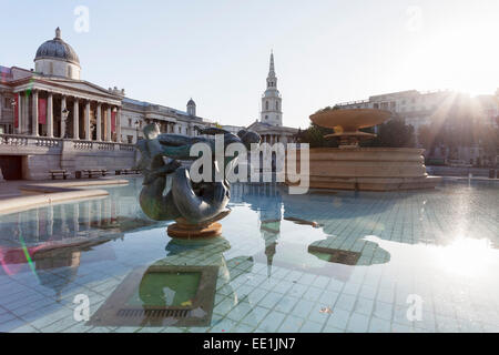 Brunnen mit Statue, die National Gallery und die Kirche St. Martin-in-the-Fields, Trafalgar Square, London, England, Vereinigtes Königreich Stockfoto