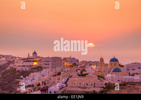 Das Dorf Oia am Abend bei Sonnenuntergang, Santorini (Thira)-Kykladen, griechische Inseln, Griechenland, Europa Stockfoto