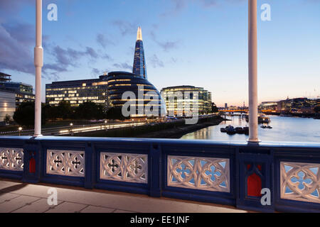 Blick von der Tower Bridge über die Themse auf Southwark mit Rathaus und dem Shard Gebäude, London, England, Vereinigtes Königreich Stockfoto