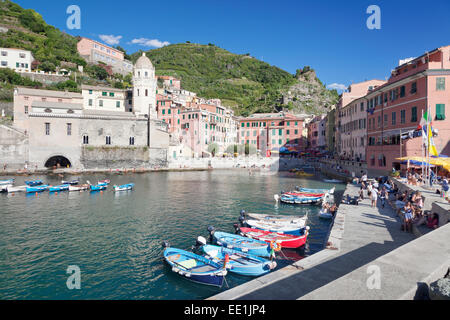 Angelboote/Fischerboote am Hafen, Vernazza, Cinque Terre, UNESCO, Rivera di Levante, Provinz La Spazia, Ligurien, Italien Stockfoto