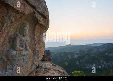 Felsen geschnitzt Buddha Statue, UNESCO-Weltkulturerbe, Berg Namsan Nationalpark, Gyeongju, Gyeongsangbuk-Do, Südkorea, Asien Stockfoto