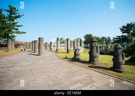 Dol Hareubang (Harubang) Schutz und Fruchtbarkeit Statuen, Seogwipo Stadt, Insel Jeju, Südkorea, Asien Stockfoto