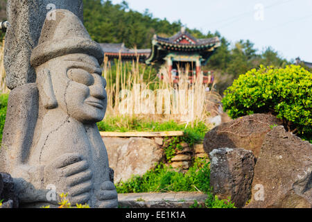 Dol Hareubang (Harubang) Schutz und Fruchtbarkeit-Statue am Sanbanggulsa Tempel, Insel Jeju, Südkorea, Asien Stockfoto