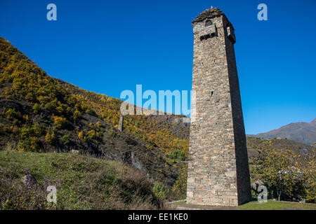 Tschetschenische Wachtürme in den tschetschenischen Bergen in der Nähe von Itum Kale, Tschetschenien, Kaukasus, Russland, Europa Stockfoto