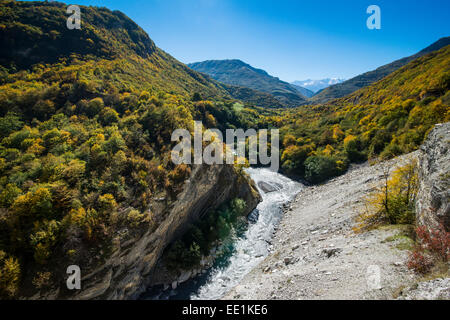 Den kaukasischen Bergen im Herbst mit dem Fluss Argun, Tschetschenien, Kaukasus, Russland, Europa Stockfoto