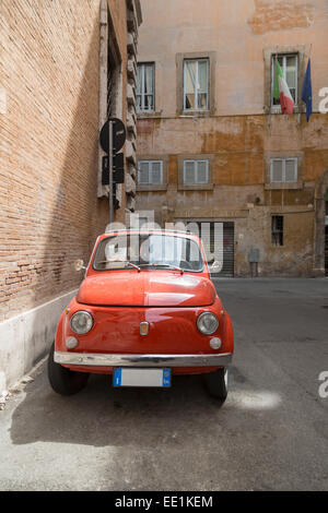 Kleine Fiat 500 Oldtimer parkten in einer Seitenstraße in Rom, Lazio, Italien, Europa Stockfoto