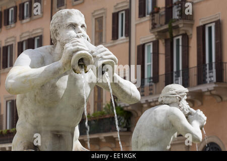 Zwei Figuren am Fontana del Moro in Piazza Navona, Rom, Latium, Italien, Europa Stockfoto