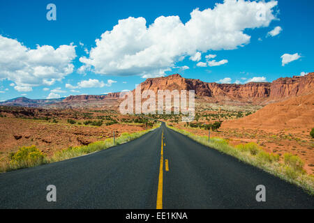 Straße führt durch den Capitol Reef National Park, Utah, Vereinigte Staaten von Amerika, Nordamerika Stockfoto