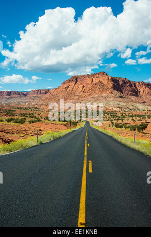 Straße führt durch den Capitol Reef National Park, Utah, Vereinigte Staaten von Amerika, Nordamerika Stockfoto