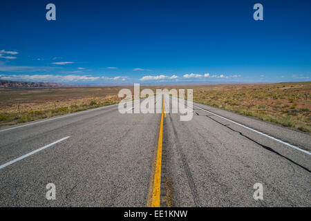 Straße führt durch die Grand Treppe Escalante National Monument, Utah, Vereinigte Staaten von Amerika, Nordamerika Stockfoto