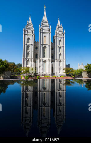 Mormonen-Salt-Lake-Tempel in einen kleinen Teich, Salt Lake City, Utah, Vereinigte Staaten von Amerika, Nordamerika reflektierende Stockfoto