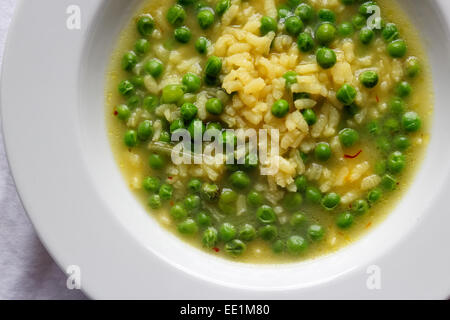 Reis mit Erbsen Stockfoto