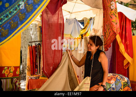 Stall verkaufen provenzalischen Stil Tischdecken auf dem freien Markt gegründet Cours Mirabeau in Aix-En-Provence, PACA, Frankreich Stockfoto