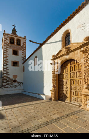 Tür und Glockenturm der Kathedrale Santa Maria in dieser historischen ehemaligen Hauptstadt Betancuria, Fuerteventura, Kanarische Inseln Stockfoto