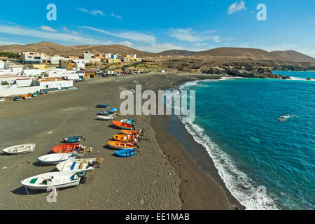 Kleines Westküste schwarzen Sand Strandresort, bekannt für seine Höhlen und Felsen gehen, Ajuy, Pajara, Fuerteventura, Kanarische Inseln Stockfoto