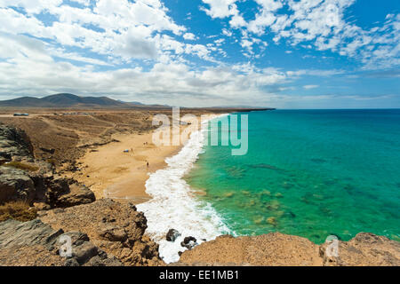 Ansicht Süd über Charco de Guelde Bucht von der Klippe an der Spitze in diesem nordwestlichen Dorf El Cotillo, Fuerteventura, Kanarische Inseln Stockfoto