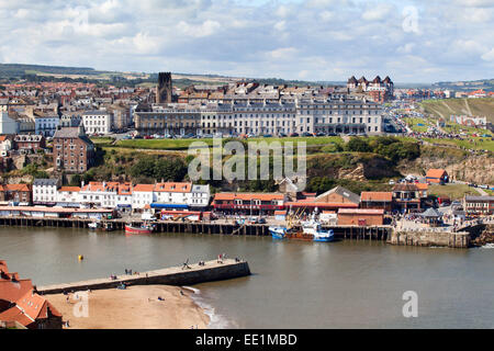 Tate Hill Pier und der West Cliff mit St. Hilda Kirche, Whitby, Yorkshire, England, Vereinigtes Königreich, Europa Stockfoto