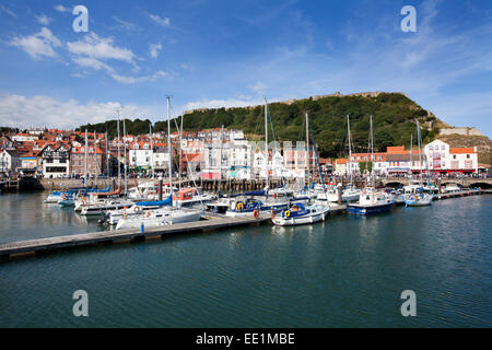 Yachten ankern im alten Hafen unter dem Burgberg, Scarborough, Yorkshire, England, Vereinigtes Königreich, Europa Stockfoto