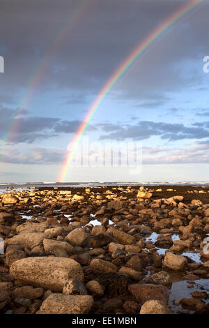 Regenbogen über dem Meer bei Robin Hoods Bay, Yorkshire, England, United Kingdom, Europe Stockfoto