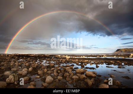 Regenbogen über dem Meer bei Robin Hoods Bay, Yorkshire, England, United Kingdom, Europe Stockfoto