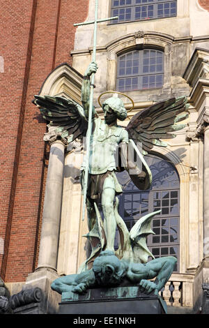 Skulptur Erzengel Michael Besiegt den Satan, Hauptportal der Kirche St, Michaelis, Michel, Hamburg, Deutschland, Europa Stockfoto