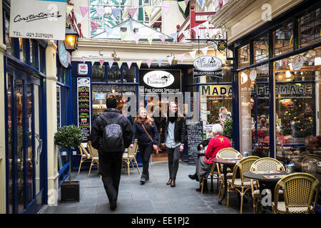 Shopper in Burg Arcade in Cardiff. Stockfoto