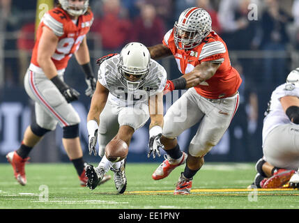 Arlington, Texas, USA. 12. Januar 2015. Oregon Ducks Runningback Thomas Tyner (24) befummelt den Ball wie er den Ball während der College Football Playoff nationalen Meisterschaft Spiel zwischen Oregon Ducks und Ohio State Buckeyes, 12. Januar 2015, bei AT&T in Arlington, Texas erholt. Bildnachweis: Cal Sport Media/Alamy Live-Nachrichten Stockfoto