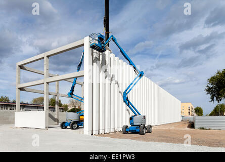 Krane für die Spalten eines Gebäudes im Bau Stockfoto