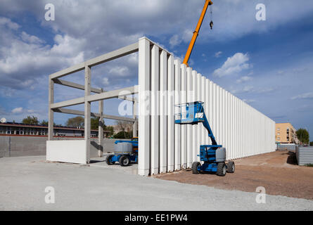 Krane für die Spalten eines Gebäudes im Bau Stockfoto