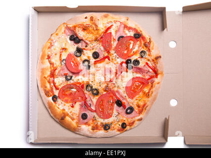 Leckere Pizza mit Schinken und Tomaten im Feld isoliert auf weißem Hintergrund Stockfoto