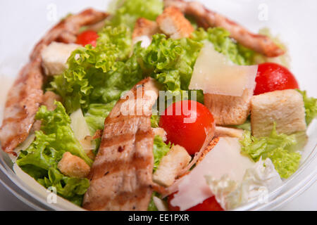 Close-up Schuss köstlichen Caesar-Salat mit gegrilltem Hühnerfleisch Stockfoto