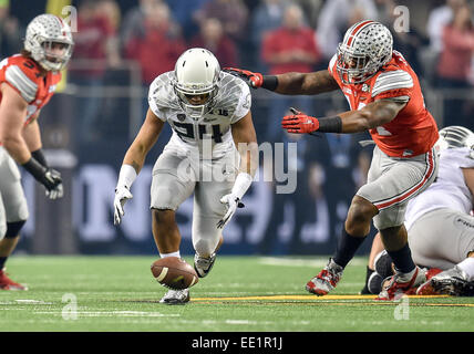 Arlington, Texas, USA. 12. Januar 2015. Oregon Ducks Runningback Thomas Tyner (24) befummelt den Ball wie er den Ball während der College Football Playoff nationalen Meisterschaft Spiel zwischen Oregon Ducks und Ohio State Buckeyes, 12. Januar 2015, bei AT&T in Arlington, Texas erholt. Bildnachweis: Cal Sport Media/Alamy Live-Nachrichten Stockfoto