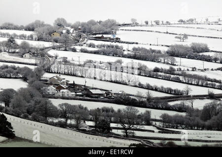 Aberystwyth, Wales, UK. 13. Januar 2015. Schnee lässt sich auf Ackerland in den Ausläufern der Cambrian Mountains in der Nähe von Comins Coch, Aberystwyth, Wales - John Gilbey/Alamy Live News 13. Januar 2015 Credit: John Gilbey/Alamy Live News Stockfoto