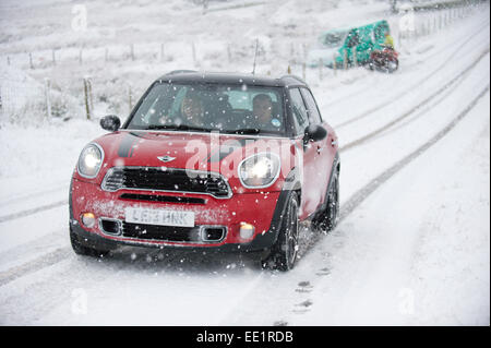 Mynydd Epynt Reihe von Hügeln, Powys, Wales, UK. 13. Januar 2015. Einige Autofahrer trotzen das Wetter auf die B4520 "Brecon" Straße über Hochmoor zwischen Builth Wells und Brecon, während einige zurückdrehen. Schnee fällt in Mid Wales wie vorhergesagt durch die Wettervorhersagen. Bildnachweis: Graham M. Lawrence/Alamy Live-Nachrichten. Stockfoto