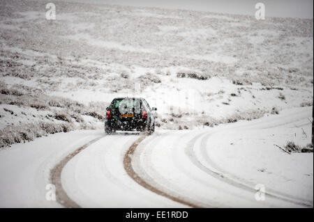 Mynydd Epynt Reihe von Hügeln, Powys, Wales, UK. 13. Januar 2015. Einige Autofahrer trotzen das Wetter auf die B4520 "Brecon" Straße über Hochmoor zwischen Builth Wells und Brecon, während einige zurückdrehen. Schnee fällt in Mid Wales wie vorhergesagt durch die Wettervorhersagen. Bildnachweis: Graham M. Lawrence/Alamy Live-Nachrichten. Stockfoto