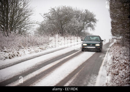 Mynydd Epynt Reihe von Hügeln, Powys, Wales, UK. 13. Januar 2015. Einige Autofahrer trotzen das Wetter auf die B4520 "Brecon" Straße über Hochmoor zwischen Builth Wells und Brecon, während einige zurückdrehen. Schnee fällt in Mid Wales wie vorhergesagt durch die Wettervorhersagen. Bildnachweis: Graham M. Lawrence/Alamy Live-Nachrichten. Stockfoto