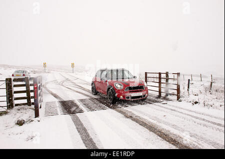 Mynydd Epynt Reihe von Hügeln, Powys, Wales, UK. 13. Januar 2015. Einige Autofahrer trotzen das Wetter auf die B4520 "Brecon" Straße über Hochmoor zwischen Builth Wells und Brecon, während einige zurückdrehen. Schnee fällt in Mid Wales wie vorhergesagt durch die Wettervorhersagen. Bildnachweis: Graham M. Lawrence/Alamy Live-Nachrichten. Stockfoto