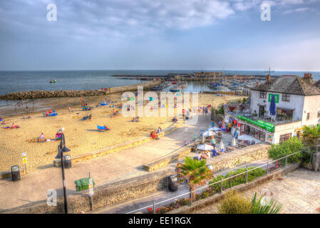 Lyme Regis Dorset England UK sonniges warmes Wetter brachte Besucher und Touristen im Spätsommer Stockfoto