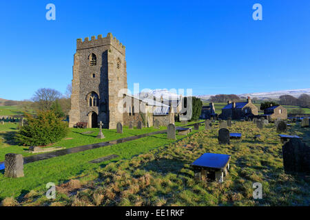 St. Oswald Kirche und Schnee auf fernen Pen-y-Gent, Pennine Way, Horton in Ribblesdale, Yorkshire Dales National Park, North Yorkshire, England, UK. Stockfoto