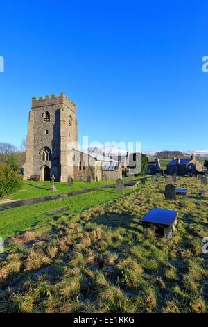 St. Oswald Kirche und Schnee auf fernen Pen-y-Gent, Pennine Way, Horton in Ribblesdale, Yorkshire Dales National Park, North Yorkshire, England, UK. Stockfoto