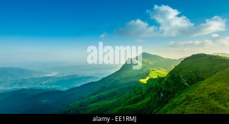 Sonnenuntergang-Szene am Doi pha Tang in Chiangrai, Thailand Stockfoto